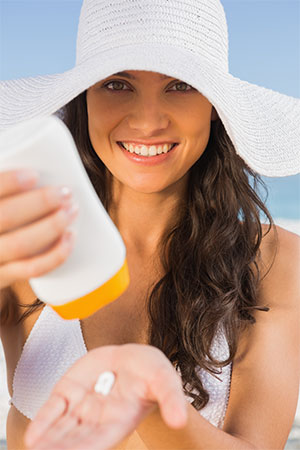 woman putting on sun screen